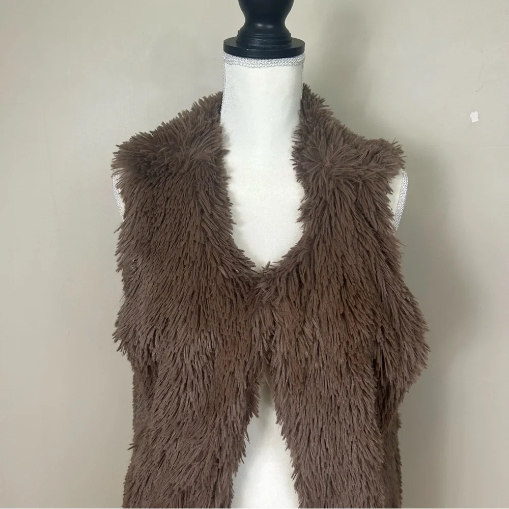 Betsy Johnson brown faux fur long fluffy vest pockets